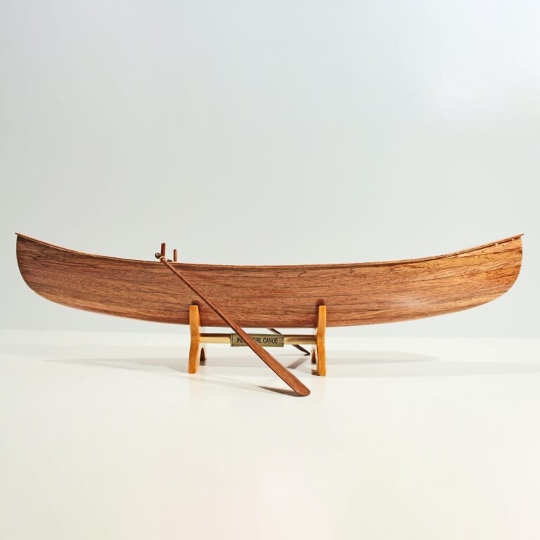 Handgefertigtes Schiffsmodell aus Holz des Indian Girl Kanus