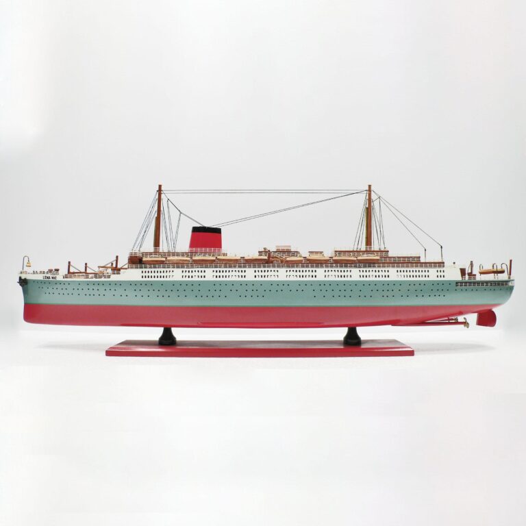 Modello di nave da crociera in legno fatto a mano della Lenanic