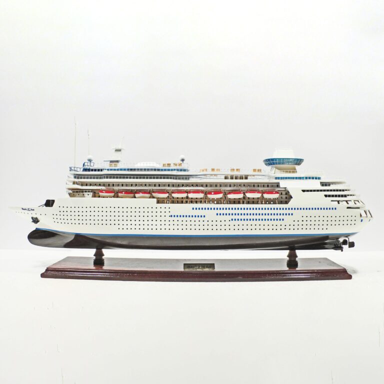 Modello di nave da crociera in legno fatto a mano della Majesty of the Seas