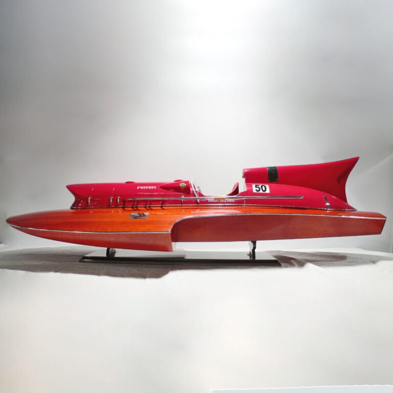 Modello di motoscafo fatto a mano del Ferrari Hydroplanes