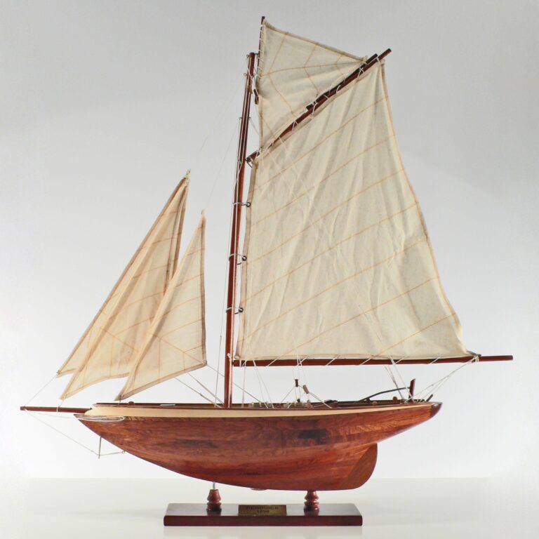 Modello di veliero fatto a mano della Pen Duick