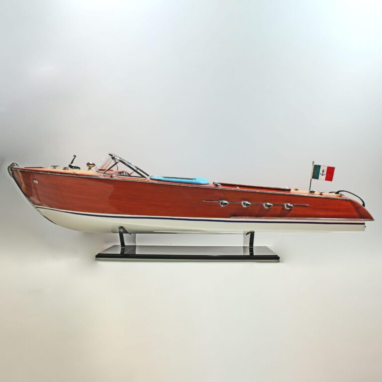 Modello di motoscafo fatto a mano del Riva Aquarama