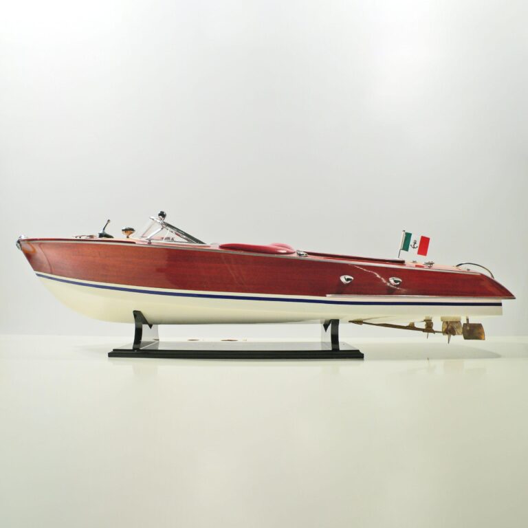 Modello di motoscafo fatto a mano del Riva Aquarama
